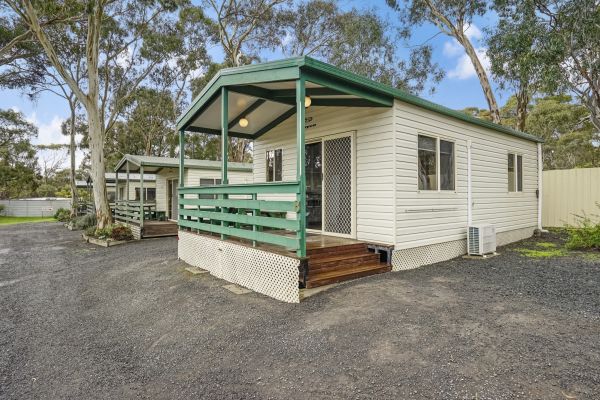 Deluxe 2 Bedroom Ensuite Cabin Gday Parks Ararat Grampians